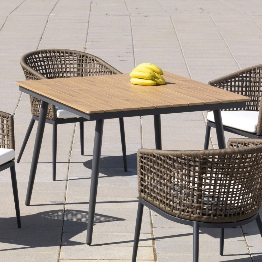 Mesa y sillas de Jardín colección Valencia, de cuerda y teka.